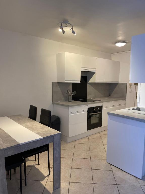 Appartement avec piscine proche bord de mer 92 Chemin du Val Fleuri, 06800 Cagnes-sur-Mer