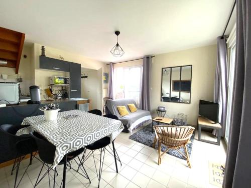 Appartement avec terrasse à 70m de la plage à PERROS-GUIREC Réf - 892