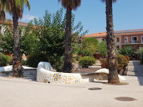 appartement avec terrasse , jardinet et piscine