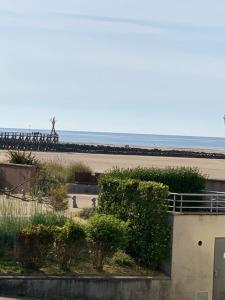 Appartement avec terrasse vue mer 50 mètres de la plage