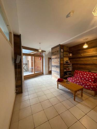 Appartement avec terrasse vue montagnes dans petit village savoyard proche Col des Aravis