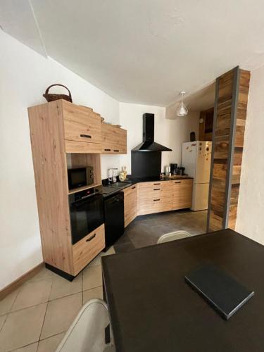 Appartement avec terrasse vue montagnes dans petit village savoyard proche Col des Aravis