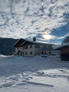Appartement avec terrasse vue montagnes dans petit village savoyard proche Col des Aravis