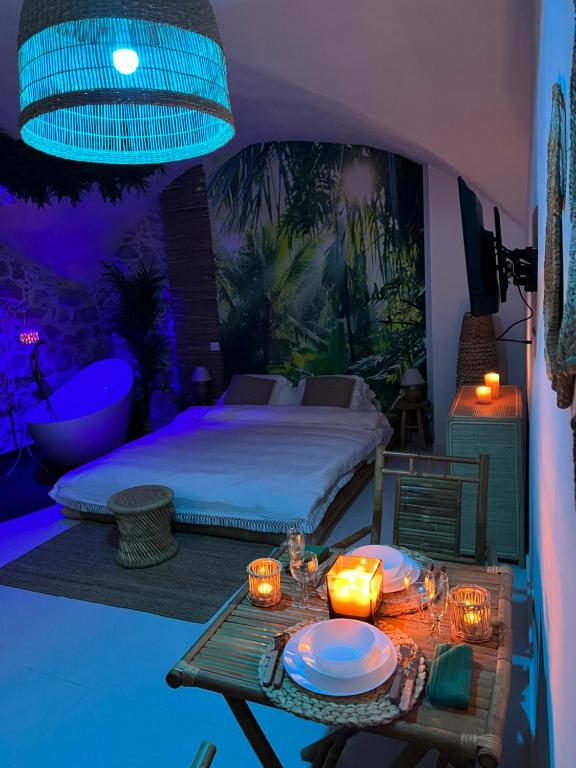 Appartement baignoire ilot / table de massage vieil Antibes 44 Rue du Bas Castelet, 06600 Antibes