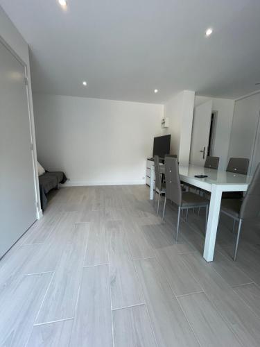 appartement bas de villa avec piscine privée partagée proche bord de mer