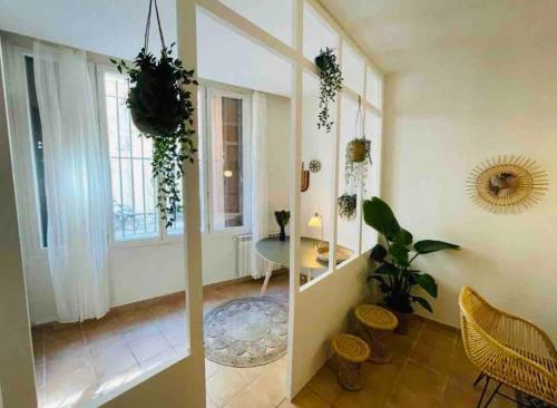 Appartement bien décoré en plein centre, au calme.