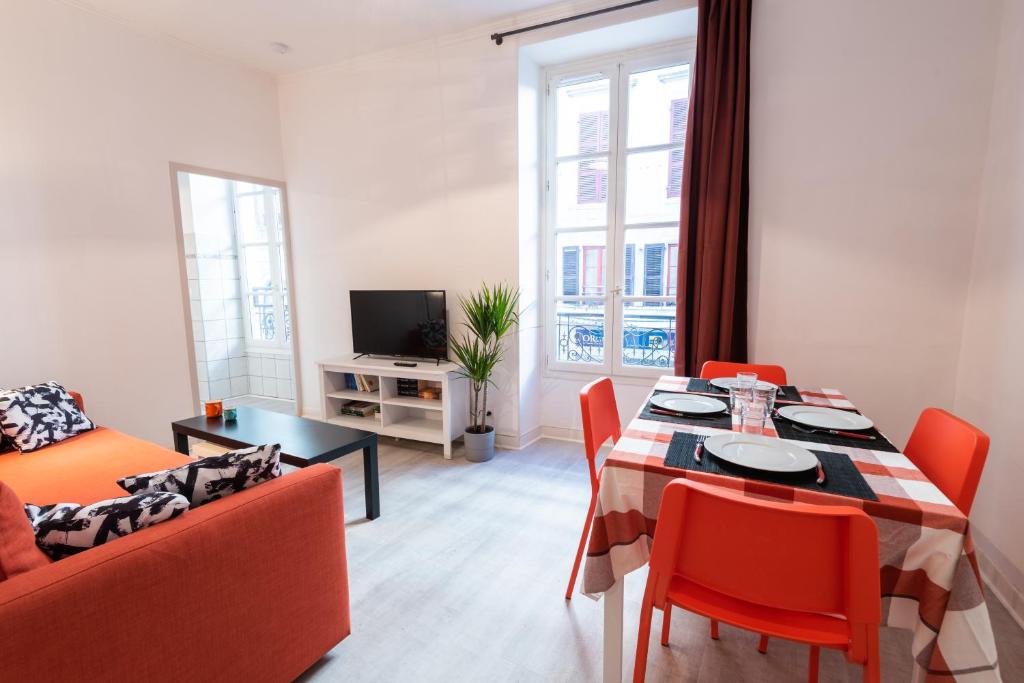 Appartement cœur de ville - Wifi - Lave-sèche linge 17 Rue Latapie, 64000 Pau