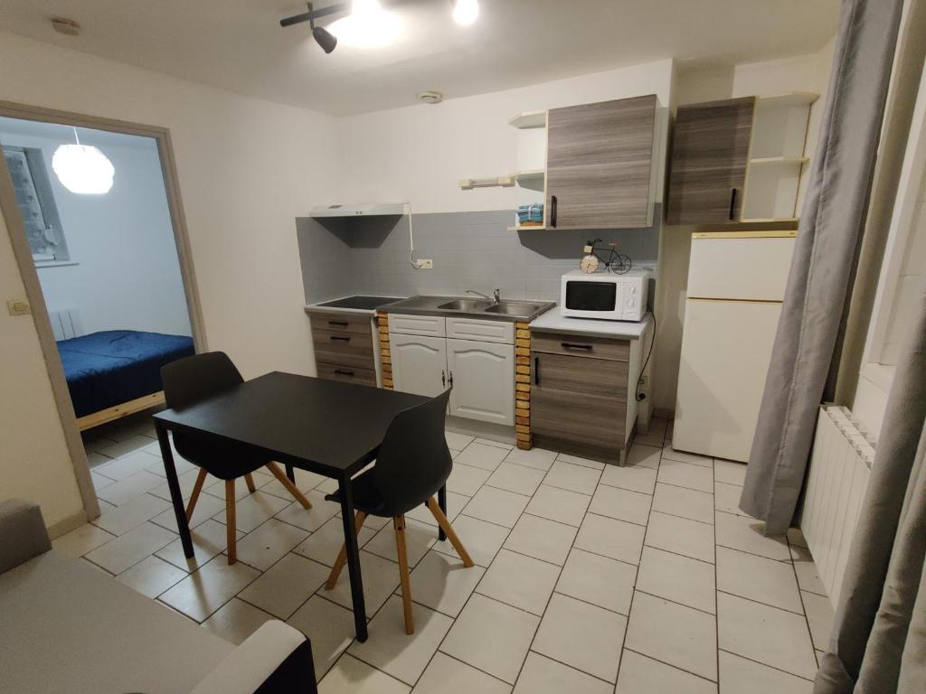 Appartement calme au centre ville proche tribunaux 105 Rue du Pont du Rivage, 59500 Douai