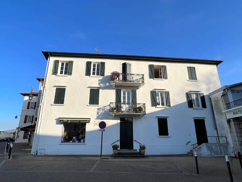 Appartement Appartement Cambo-les-Bains, 2 pièces, 3 personnes - FR-1-495-79 1 place de l'Eglise Rue des Terrasses appt 6 64250 Cambo-les-Bains