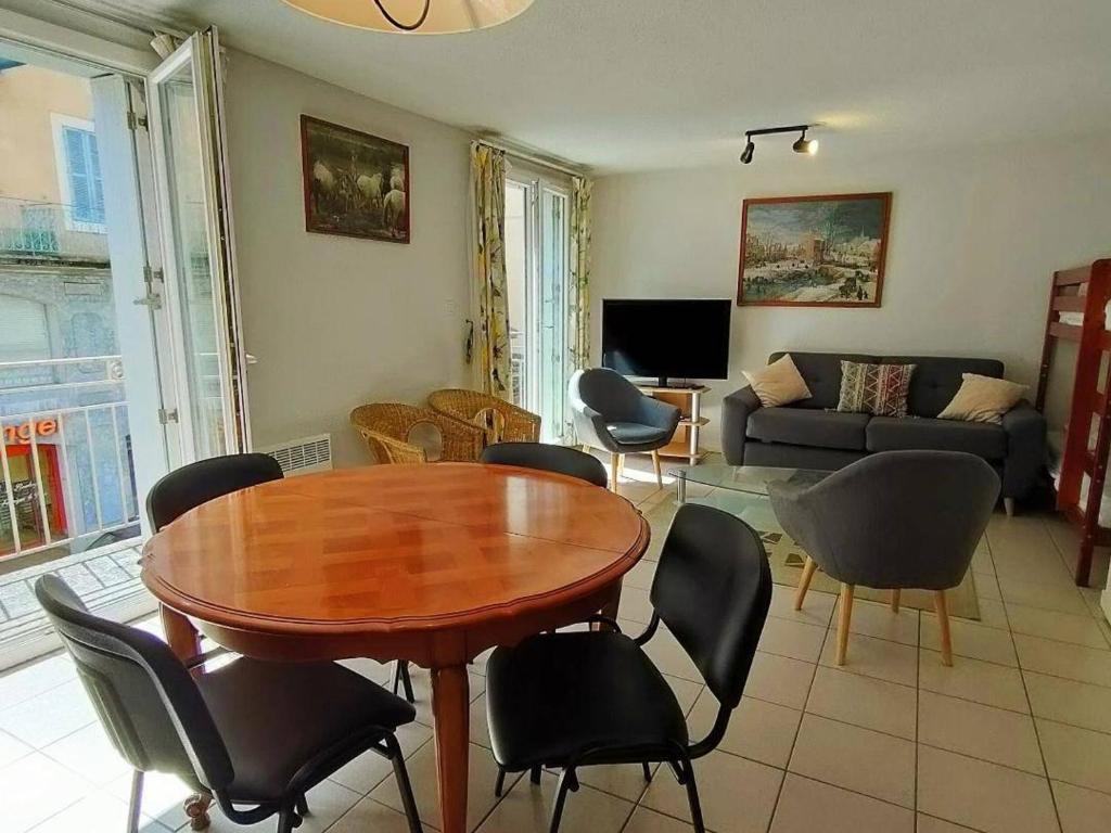 Appartement Appartement Cauterets, 3 pièces, 8 personnes - FR-1-234-78 9 Avenue GÃ©nÃ©ral Leclerc -  - 65110 Cauterets