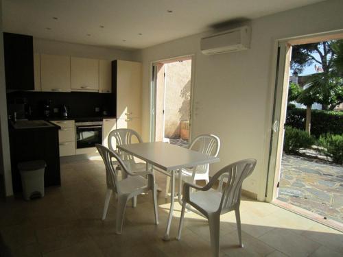 Appartement Cavalaire-sur-Mer, 2 pièces, 4 personnes - FR-1-100-126