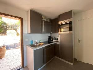 Appartement Appartement Cavalaire-sur-Mer, 3 pièces, 4 personnes - FR-1-100-258 Les jardins d'Azur - APPT N° A4 / 2 7928 Av. Hector Berlioz 83240 Cavalaire-sur-Mer Provence-Alpes-Côte d\'Azur