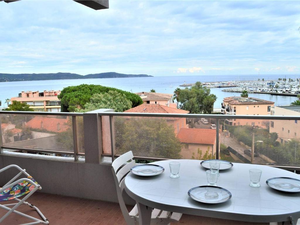 Appartement Appartement Cavalaire-sur-Mer, 3 pièces, 4 personnes - FR-1-226B-113 BAT. A - APPT 411 AVENUE FREDERIC MISTRAL 83240 Cavalaire-sur-Mer