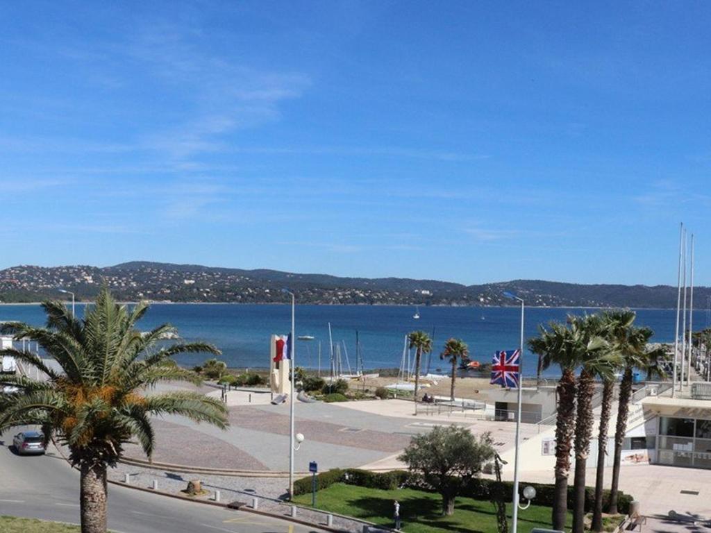 Appartement Appartement Cavalaire-sur-Mer, 3 pièces, 6 personnes - FR-1-100-225 Avenue du Maréchal Lyautey Appartement 303   3ème étage 83240 Cavalaire-sur-Mer