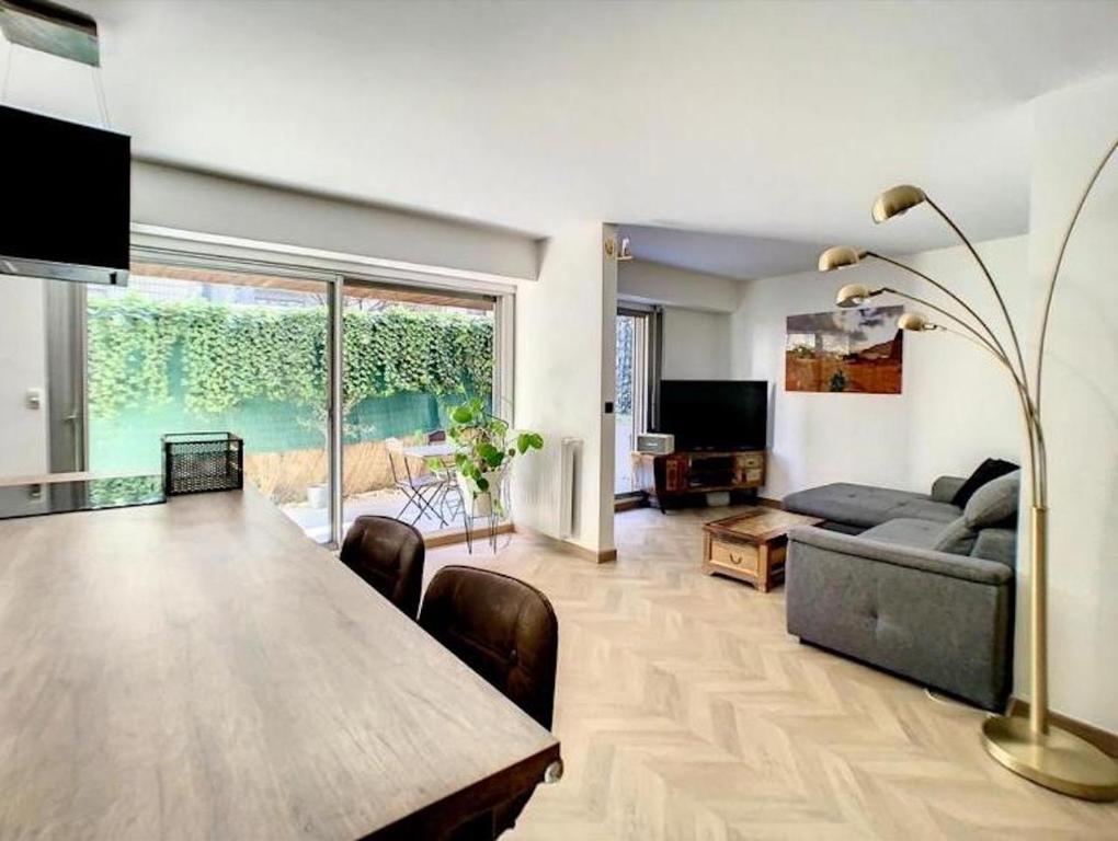 Appartement centre de Paris 2 terrasses au pied des Buttes de Chaumont 31 Rue d'Hautpoul, 75019 Paris