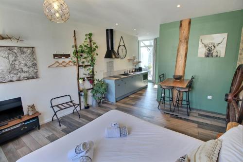 Appartement centre-ville avec terrasse RUSTIQUE