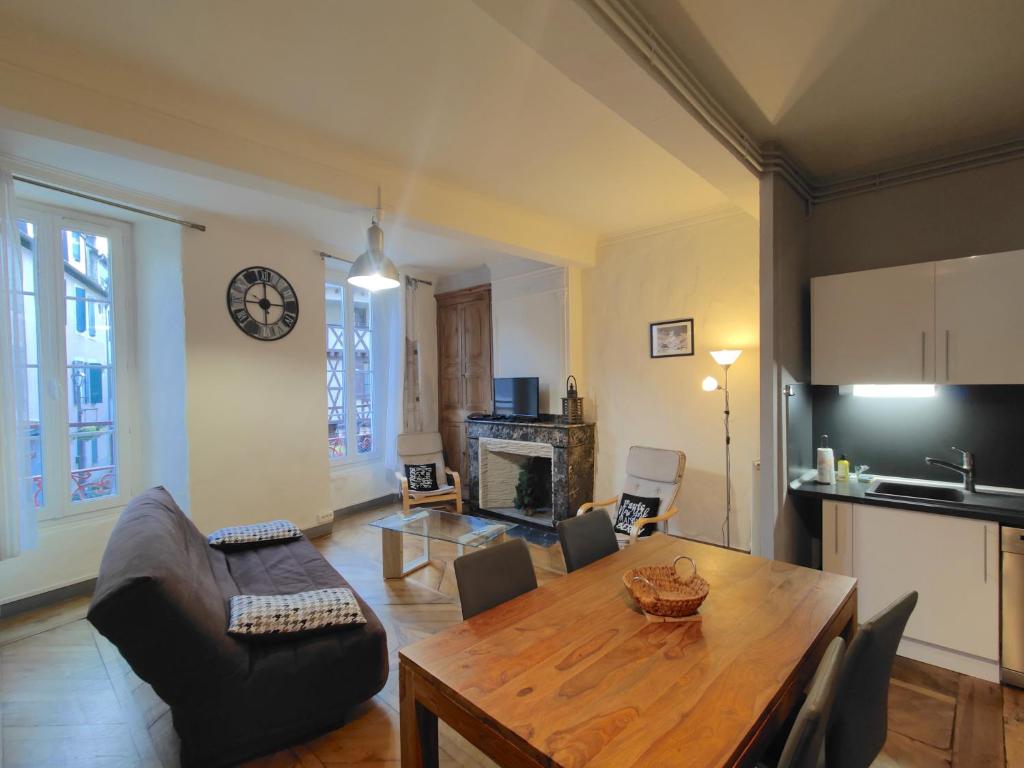 Appartement centre-ville pour séjour et cure 24 Place de Strasbourg, 65200 Bagnères-de-Bigorre