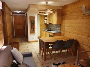 Appartement chaleureux ( 4-6 pers) Chalet des Neiges Arolles