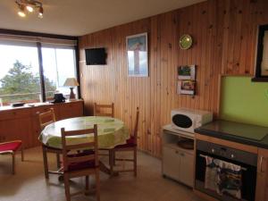 Appartement Chamrousse, 2 pièces, 4 personnes - FR-1-549-34