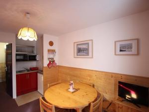 Appartement Chamrousse, 2 pièces, 4 personnes - FR-1-549-53