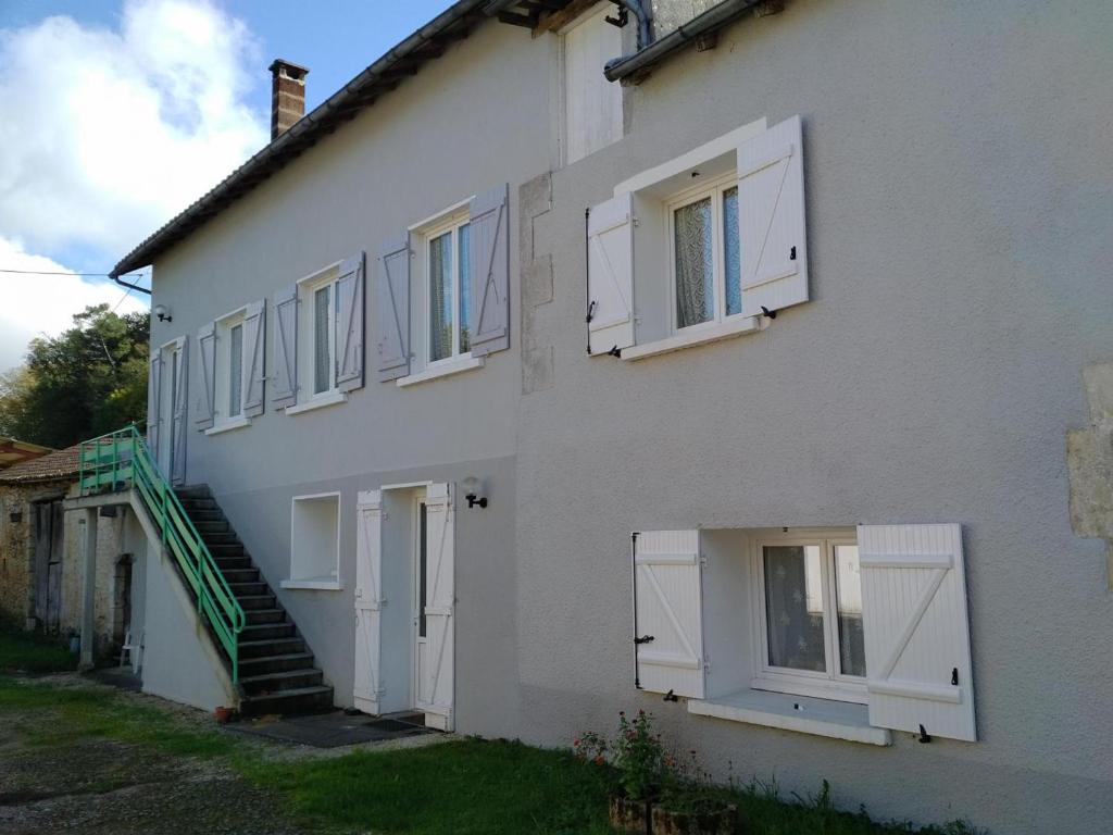 Appartement Château-l'Évêque, 3 pièces, 4 personnes - FR-1-616-222 Granges du Godet, 24460 Château-lʼÉvêque