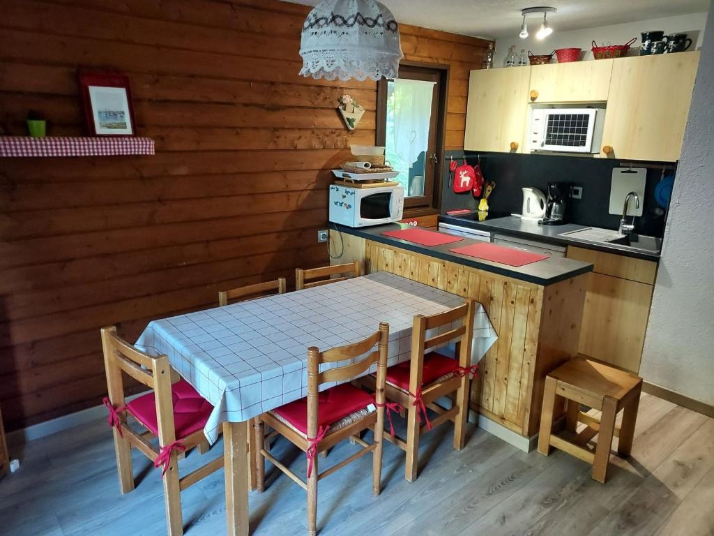 Appartement Appartement Châtel, 3 pièces, 6 personnes - FR-1-198-104 1391, Route Du Petit Chatel -  - 74390 Châtel