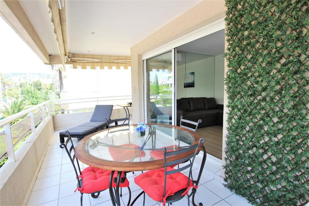 Appartement climatisé bord de mer Palm beach avec grande terrasse 55 Avenue de Lérins, 06400 Cannes