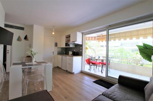 Appartement climatisé bord de mer Palm beach avec grande terrasse