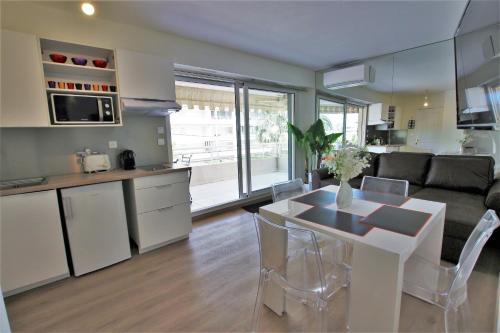 Appartement climatisé bord de mer Palm beach avec grande terrasse