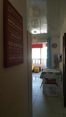 APPARTEMENT CLIMATISÉ MEUBLÉ - 4 PERSONNES - PLACE PARKING PRIVATIVE