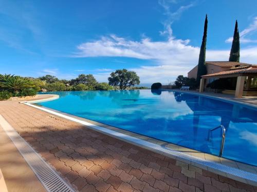 APPARTEMENT CLIMATISE - TERRASSE AVEC APERCU MER - GOLF DE ST TROPEZ