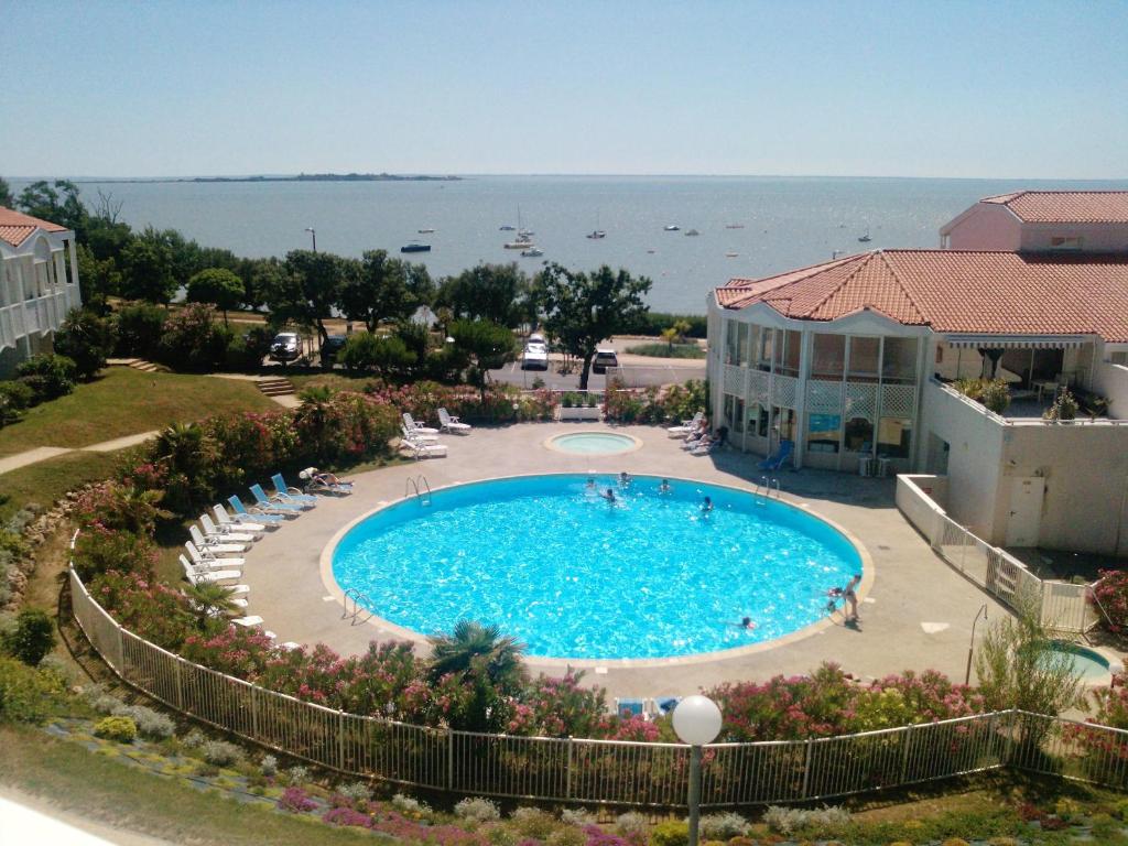 Appartement Appartement d'une chambre a Fouras a 50 m de la plage avec vue sur la mer piscine partagee et jardin amenage 8 Avenue Philippe Janet 17450 Fouras