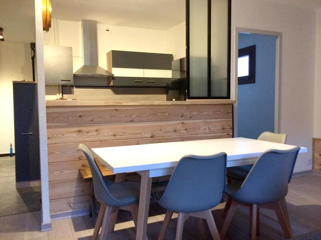 Appartement d'une chambre avec balcon amenage et wifi a Briancon Rue Barthélémy Chaix, 05100 Briançon