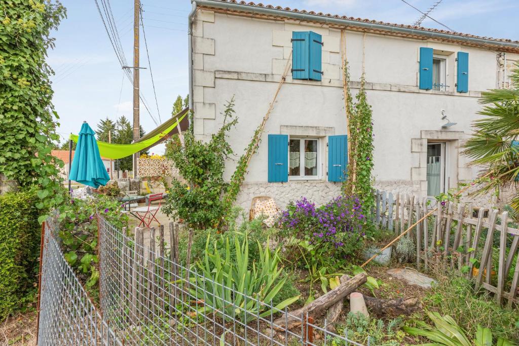 Appartement d'une chambre avec jardin amenage et wifi a Mortagne sur Gironde 16 Route du Petit Village, 17120 Mortagne-sur-Gironde