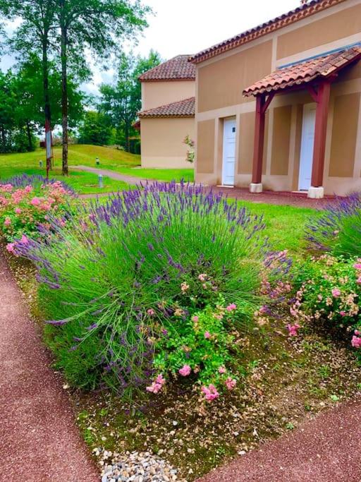 Appartement dans joli village de vacances 47150 Lieu dit Coulon Route de Cancon, 47150 Monflanquin, France, 47150 Monflanquin