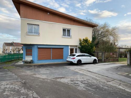 Appartement dans maison avec cour et parc