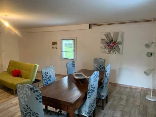 Appartement dans maison avec jardin.