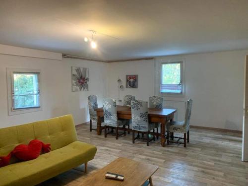 Appartement dans maison avec jardin.