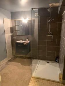 Appartement dans maison avec jardin.