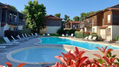 Appartement dans résidence 3 étoiles, 1 à 4 pers, jardin terrasse sans vis-à-vis, 50m du bord du lac d'Aureilhan, kit bébé possible