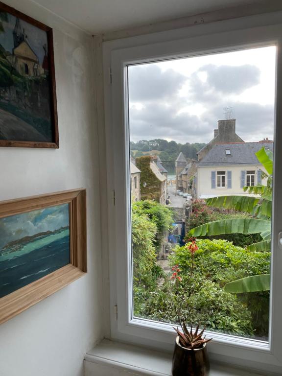 Appartement de 1634 avec balcon au sud sur jardin en plein cœur historique 42 Rue Ernest Renan, 22220 Tréguier