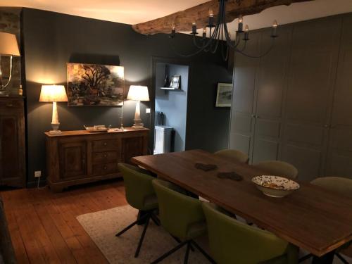 Appartement de 1634 avec balcon au sud sur jardin en plein cœur historique