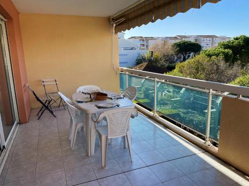 Appartement de 2 chambres avec terrasse amenagee et wifi a Saint Raphael a 1 km de la plage