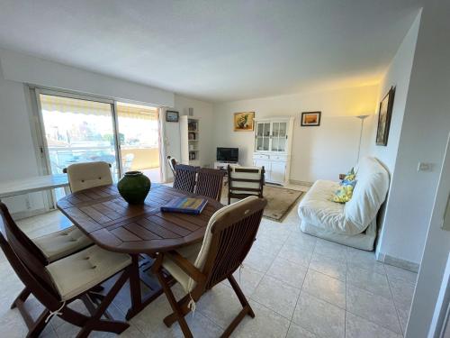 Appartement de 2 chambres avec terrasse amenagee et wifi a Saint Raphael a 1 km de la plage