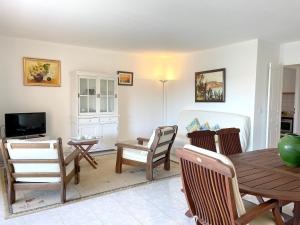 Appartement de 2 chambres avec terrasse amenagee et wifi a Saint Raphael a 1 km de la plage