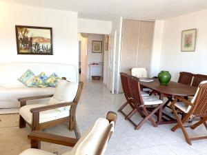 Appartement de 2 chambres avec terrasse amenagee et wifi a Saint Raphael a 1 km de la plage