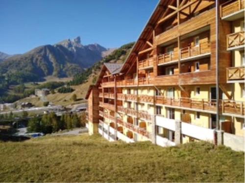 Appartement de 2 chambres avec vue sur la ville piscine interieure et terrasse a La foux d'Allos