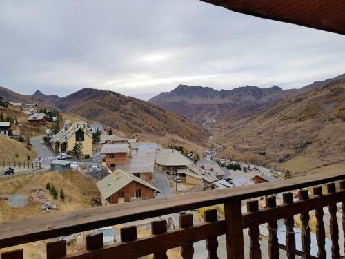 Appartement de 3 chambres avec balcon et wifi a Vars a 2 km des pistes
