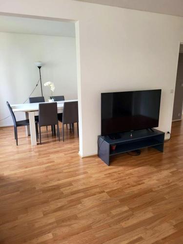 Appartement de 3 chambres avec jardin clos et wifi a Asnieres sur Seinea
