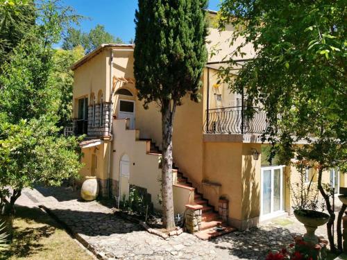 Appartement de 3 chambres avec piscine partagee jardin amenage et wifi a Berre les Alpes